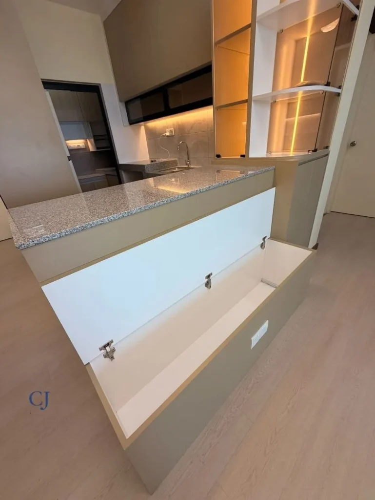 TV cabinet dan feature wall ruang tamu oleh CJ Home Design Sandakan